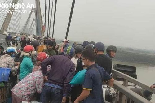 Nam thanh niên người Nghệ An nhảy cầu Nhật Tân xuống sông Hồng
