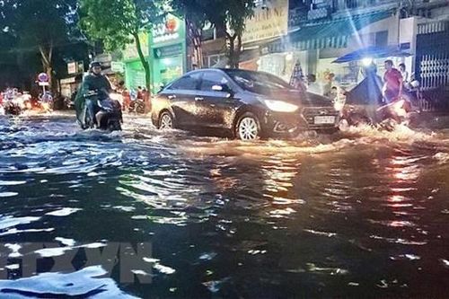 Mưa trái mùa 'giải nhiệt' cho TP Hồ Chí Minh sau nhiều ngày nắng nóng