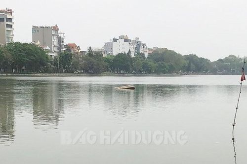 Hải Dương: Chơi đạp vịt với mẹ, bé gái bị lật thuyền dẫn đến tử vong