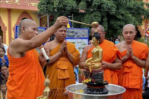 Lễ tắm Phật trong Tết cổ truyền Chôl Chnăm Thmây của đồng bào Khmer