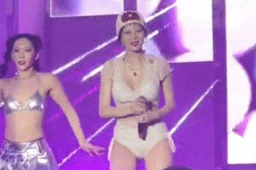 Nữ ca sĩ lên hot search vì mặc nội y biểu diễn trong Lễ hội té nước