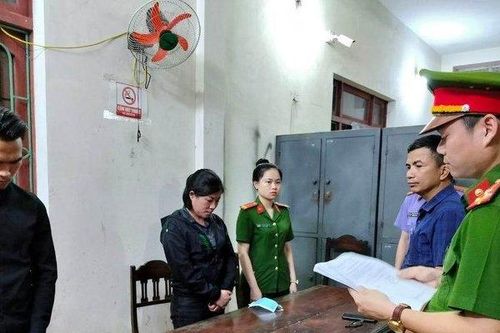 Bắt văn thư trường làm giả học bạ cho học sinh đi du học