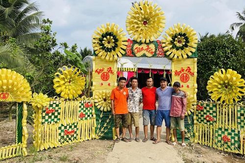 Độc đáo nghề làm cổng cưới miền Tây