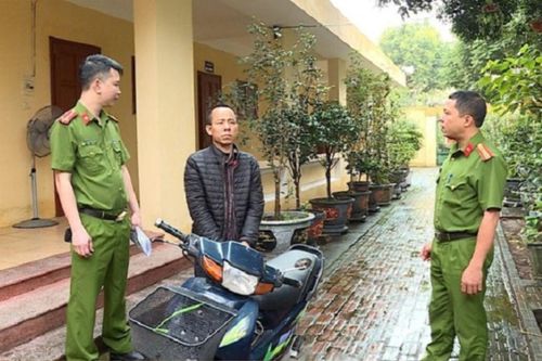 Sau câu nói 'cho xin cái xe', kẻ lạ mặt khiến 3 người đàn ông ngớ người trước diễn biến tiếp theo