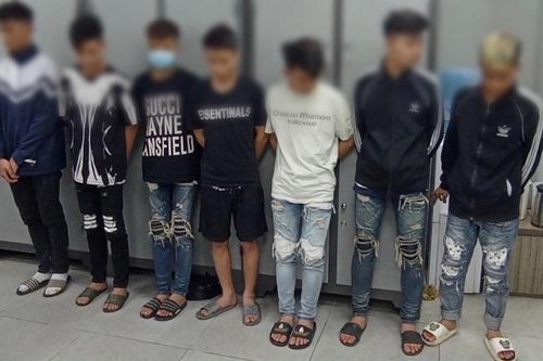 Nhóm thanh thiếu niên mang vỏ chai bia từ Bắc Giang đến Hà Nội để làm điều không tưởng