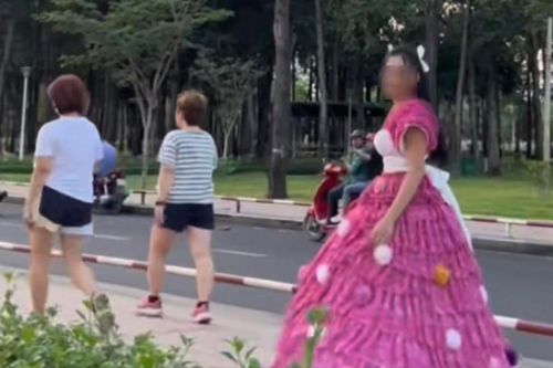 Cất công diện đẹp đu trend 'công chúa đi siêu thị', hai cô gái bị từ chối phũ phàng