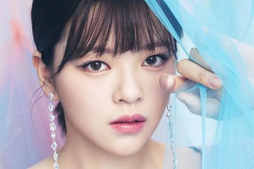 Nữ idol té nhào trên sân khấu khi đang diễn, phản ứng của đồng đội gây bất ngờ