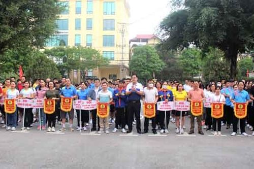 Gần 350 vận động viên tham gia giải kéo co, đẩy gậy trong công nhân, viên chức, lao động thành phố năm 2023