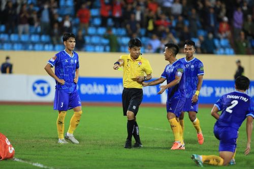 'Nóng' chuyện trọng tài ở V-League