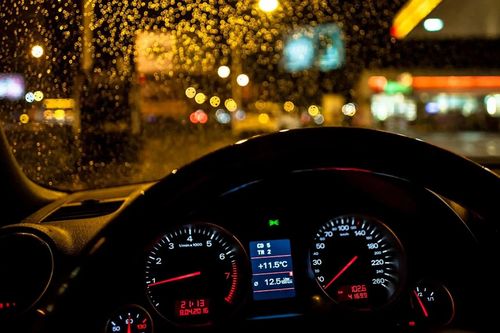 Bí quyết 'vàng' lái xe ô tô vào ban đêm an toàn nhất