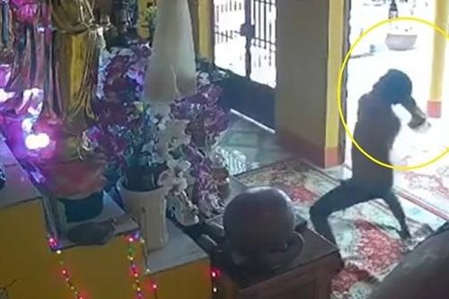 Ngáo đá đập phá, châm lửa đốt chánh điện nhà chùa ở Long An