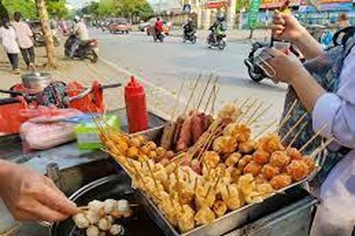Cảnh báo những nguy cơ tiềm ẩn từ đồ ăn vặt bán tại cổng trường