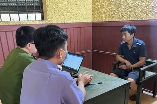 Dùng dao uy hiếp nữ chủ nhà bắt mở két sắt cướp tiền rồi tẩu thoát