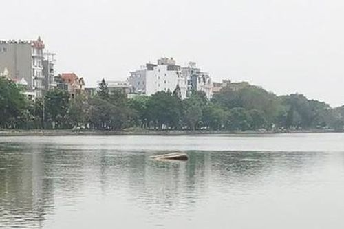 Bé gái tử vong do lật thuyền khi chơi đạp vịt với mẹ trên hồ