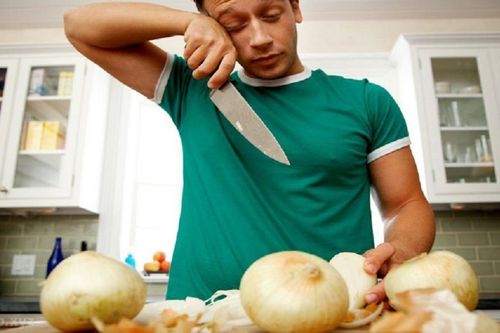 Mẹo thái hành tây không bị cay mắt