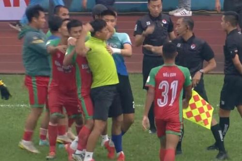 Đánh trọng tài, HLV Bình Phước đối diện làn sóng chỉ trích dữ dội