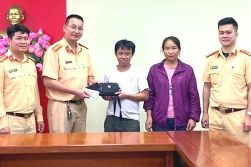 Vợ chồng dân tộc thiểu số làm phụ xây bất ngờ nhận được niềm vui lớn từ CSGT Quảng Ninh