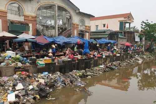 Những con sông 'gồng mình' tiếp nhận rác thải từ chợ