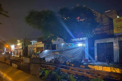 Hà Nội: Va chạm tàu hỏa, người phụ nữ tử vong tại chỗ