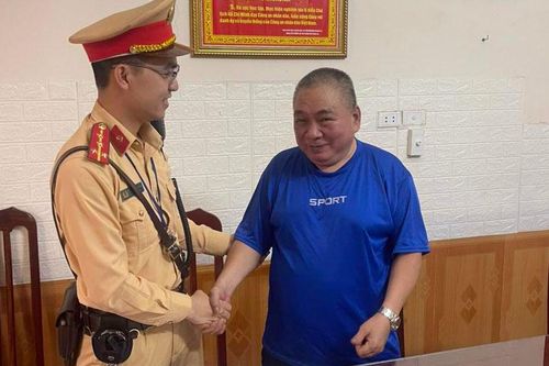Trao trả tài sản đánh rơi cho người dân