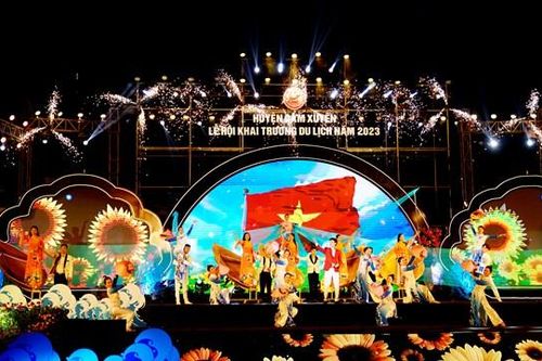 Đặc sắc đêm khai hội du lịch 'Cẩm Xuyên vang vọng tiếng đàn trời'