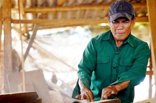 Ông trưởng thôn hơn 50 năm gắn bó với nghề mộc
