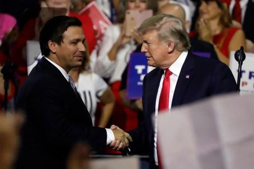 Nhóm ủng hộ ông DeSantis nổ 'phát súng' đầu tiên vào ông Trump