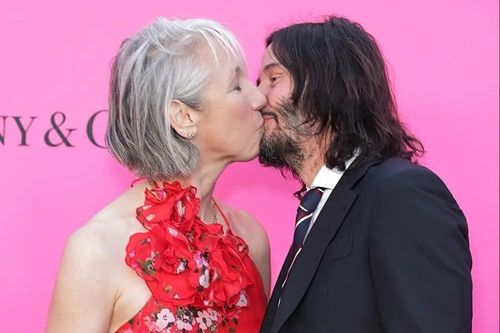 Keanu Reeves hôn bạn gái cao 1,84 m trên thảm đỏ
