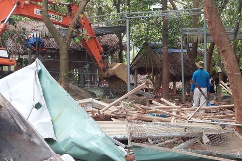 Cưỡng chế hàng loạt nhà hàng, quán nhậu trái phép trên núi Sơn Trà