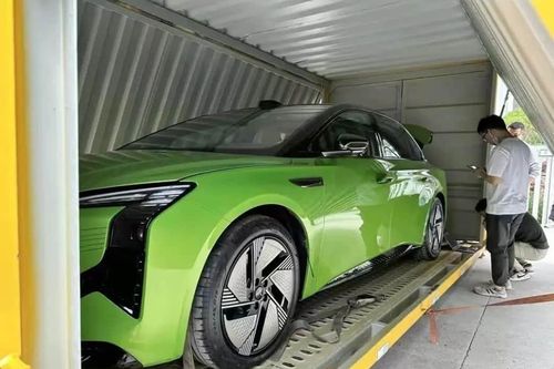 Sedan chạy điện Hongqi E001 lộ diện trước ngày ra mắt