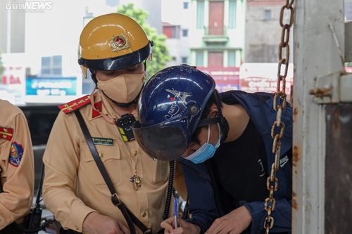 Thấy CSGT, nhiều tài xế đi ngược chiều nháo nhào quay xe bỏ chạy