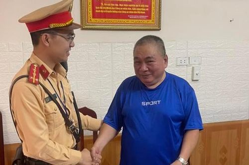 Đại úy CSGT nhặt được ví tiền trả lại cho người dân