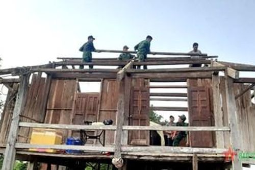 Đồn Biên phòng Ia Rvê giúp dân khắc phục hậu quả thiên tai