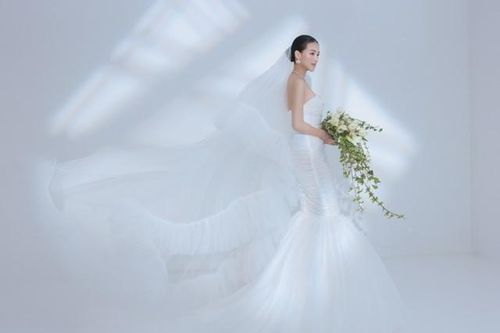 Hoa hậu Trái đất 2018 Phương Khánh với mốt áo cưới crop top của NTK Nguyễn Minh Công