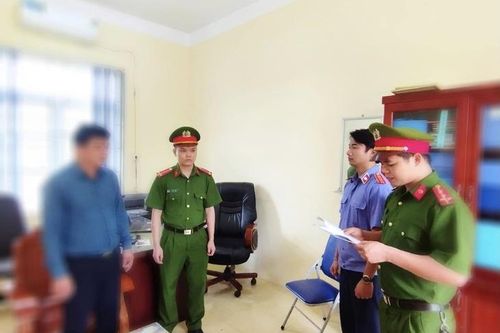 Khởi tố, bắt tạm giam hiệu trưởng nghi dâm ô học sinh