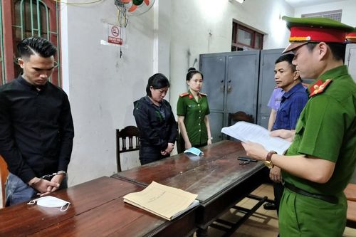 Bắt giam nhân viên trường học dùng con dấu làm giả học bạ