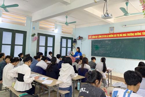 Trường vùng cao tăng tốc 'vượt vũ môn' thi tốt nghiệp THPT 2023