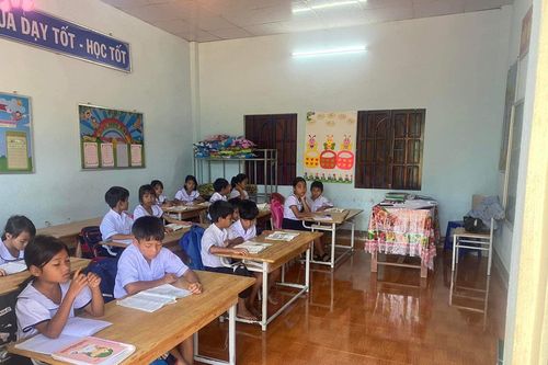 'Nâng bước' đến trường cho học sinh vùng khó
