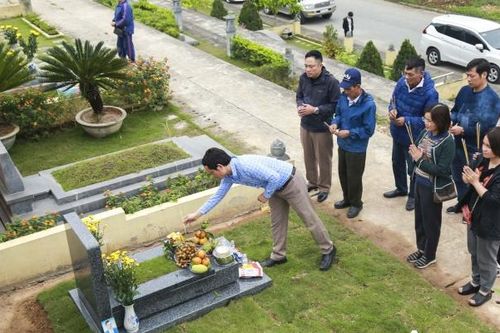 Người dân nô nức đi tảo mộ dịp Tết Thanh minh