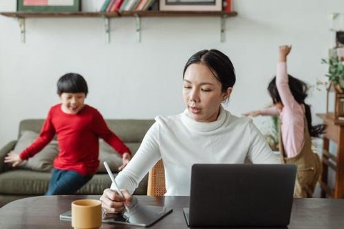 CNN: Cái khó của bà vợ kiếm được nhiều tiền hơn chồng