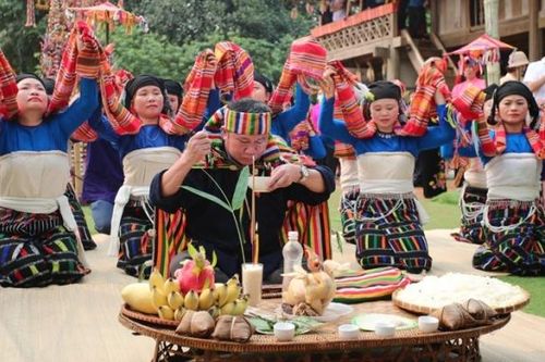 Đồng bào dân tộc Thái tái hiện Lễ hội Chá Mùn ở Làng Văn hóa