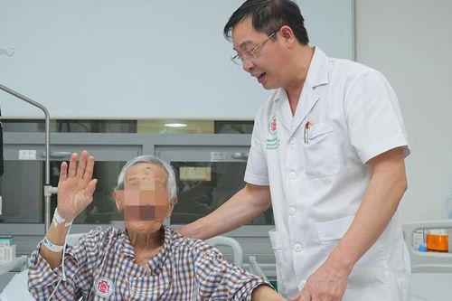 Cụ bà 109 tuổi được cứu sau cú trượt ngã gãy xương
