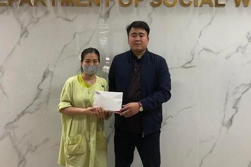 Trao hơn 106 triệu đồng đến bé Tạ Nguyễn Hoàn mắc bệnh ung thư phần mềm