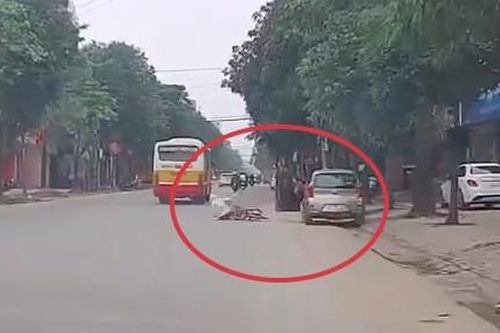 Nghệ An: Mở cửa bất cẩn, nữ tài xế đi KIA Morning suýt gây họa cho xe đạp