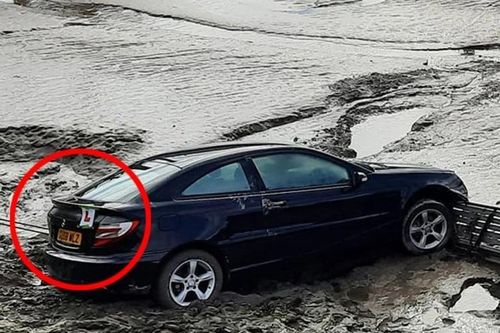 Nhầm chân ga, nữ học viên tập lái lao xe Mercedes xuống kênh nước