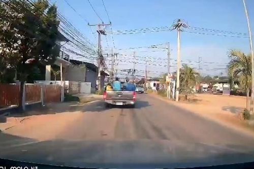 Cửa thùng xe bán tải tự mở khiến khách ngã lăn xuống đường