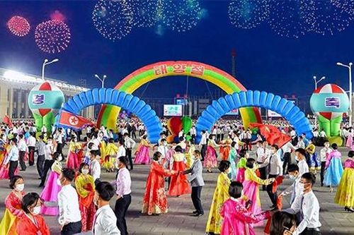 Triều Tiên bắn pháo hoa rực rỡ mừng 111 năm ngày sinh cố Lãnh tụ Kim Nhật Thành