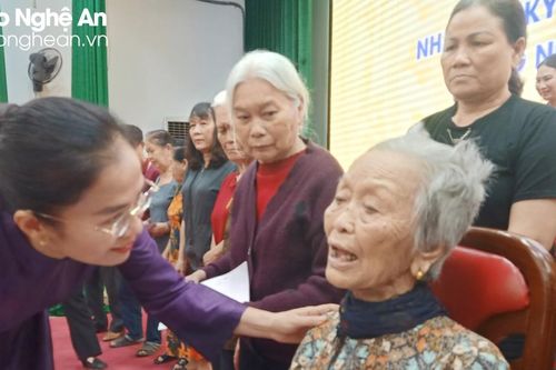 Trao tặng quà cho Mẹ Việt Nam anh hùng, gia đình liệt sĩ nhân kỷ niệm 48 năm ngày thống nhất đất nước