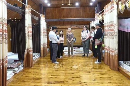 Đoàn công tác Hội đồng tỉnh Val-de-Marne trải nghiệm văn hóa dân tộc Thái