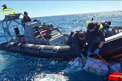 Italy phát hiện 2 tấn cocaine trôi trên biển